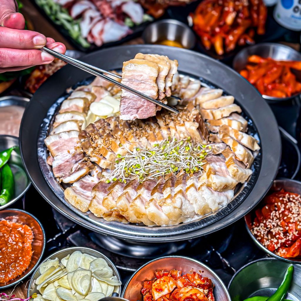 신촌 정직한 족발 매장 내부